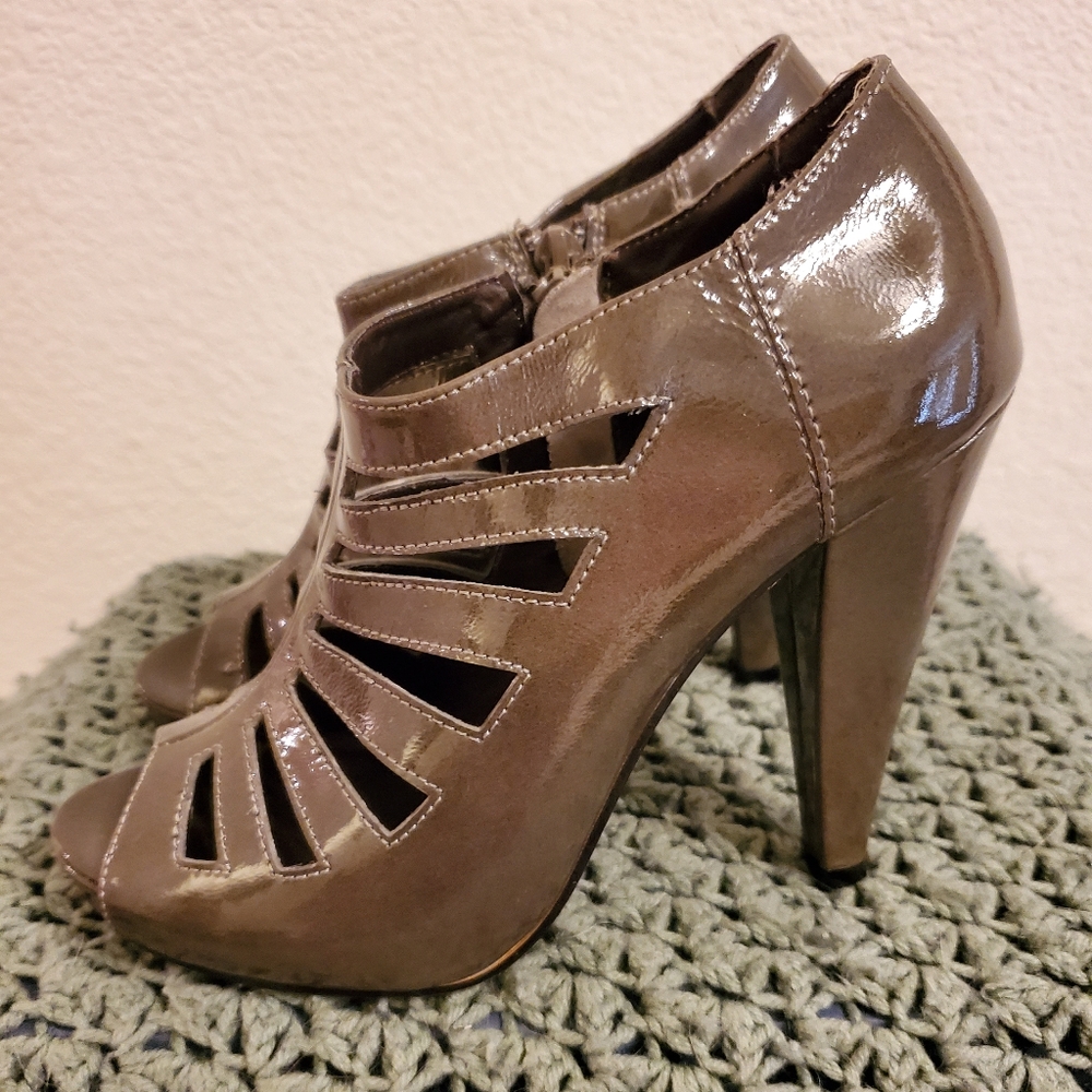 Steve Madden Patent Gray Merriee Platform Heels